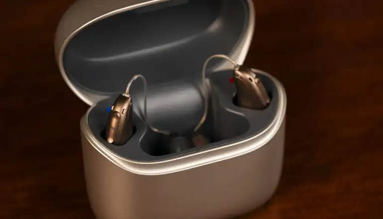 Historia y evolución del audífono: Desde sus inicios hasta la tecnología moderna