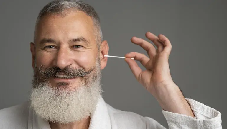 1.¡No te asustes! La cera del oído está aquí para ayudarte..